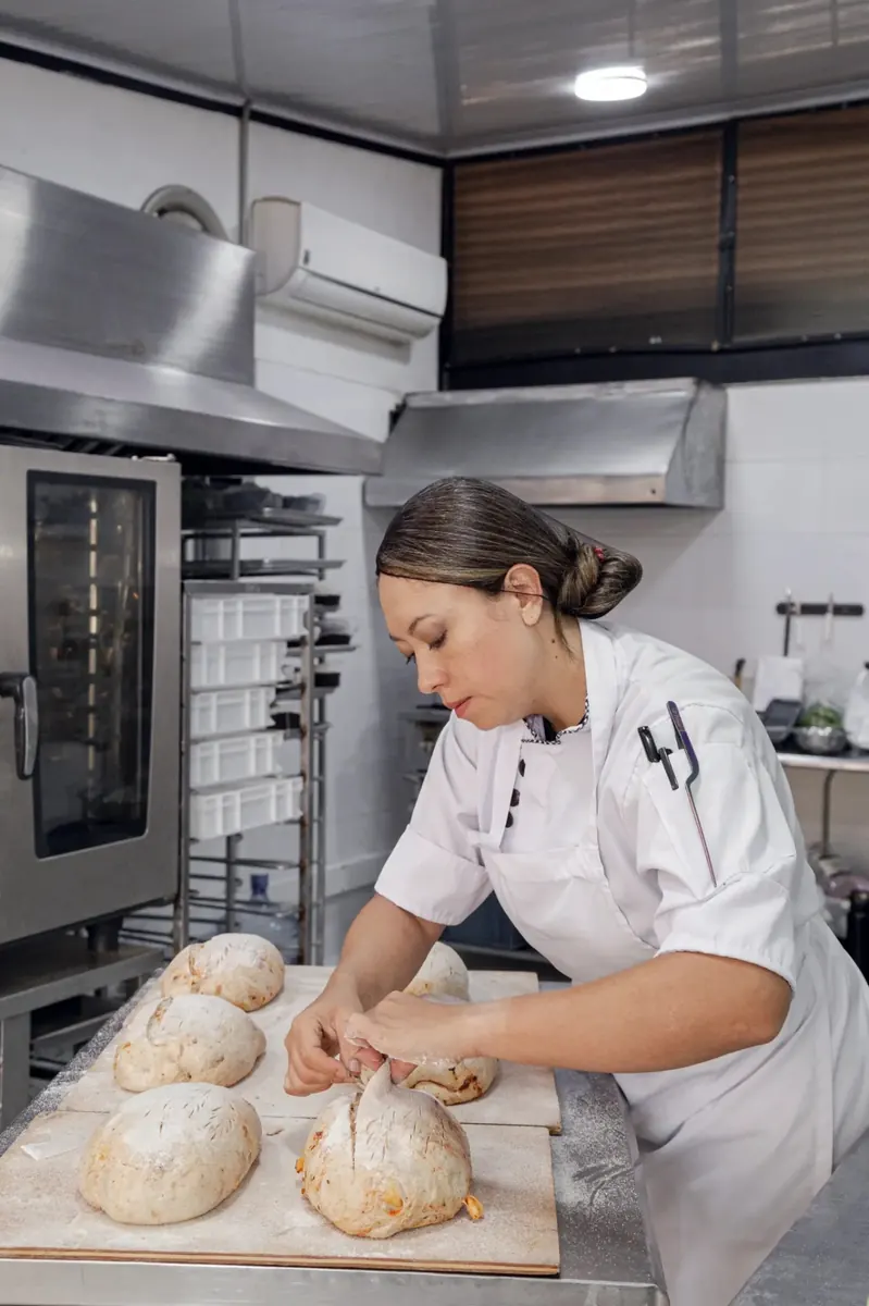 Alejandra Esquivel trabajando masa madre en su panadería